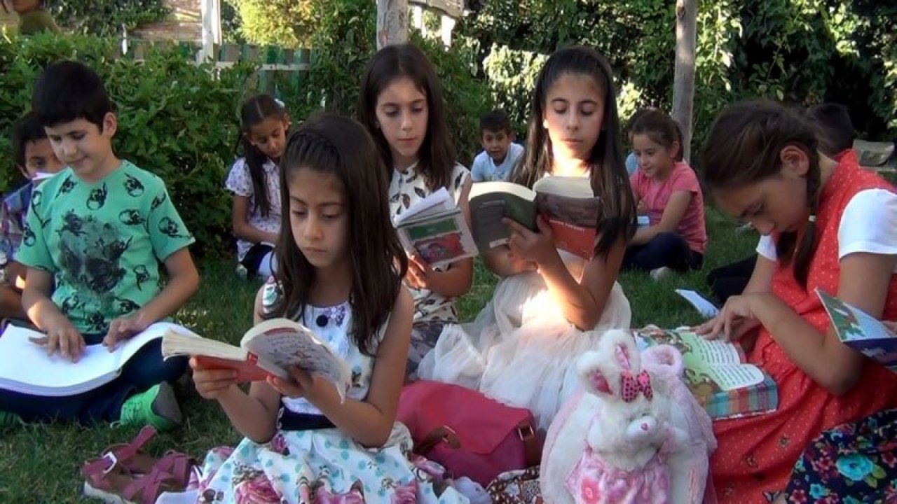 Kitap okumak için her gün parkta buluşuyorlar