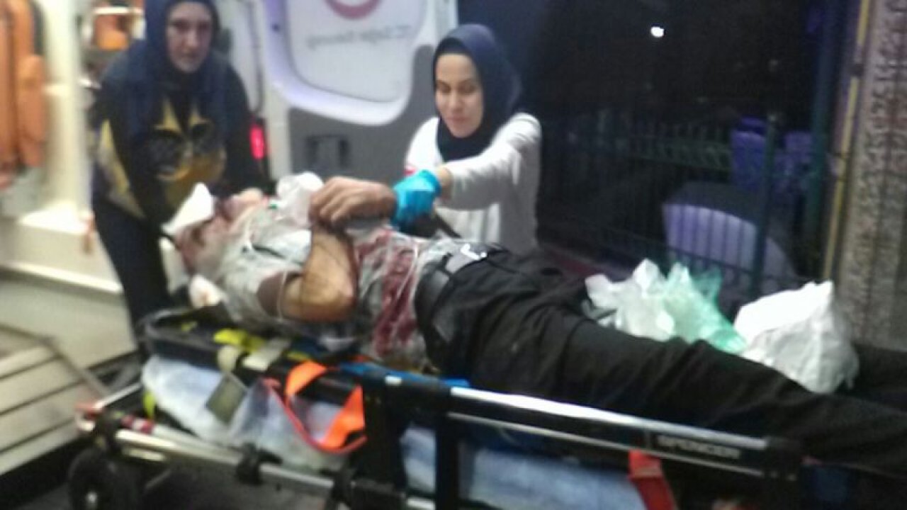 Otomobil trafik ışıklarına çarptı: 1’i ağır 2 yaralı