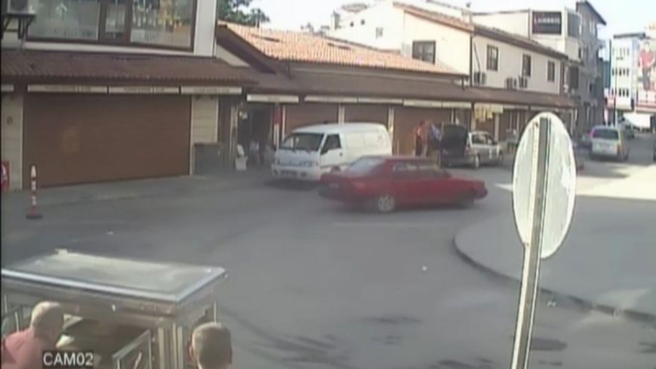 Drift yaparken kaza yapan kadın sürücü otomobili yakmaya çalıştı