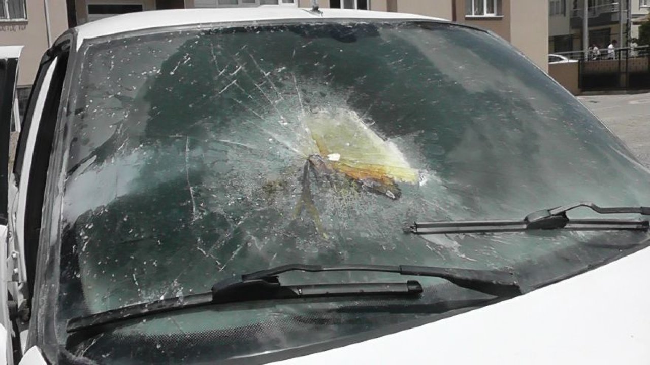 Otomobilde unutulan cep telefonu sıcaktan patlayarak aracı yaktı