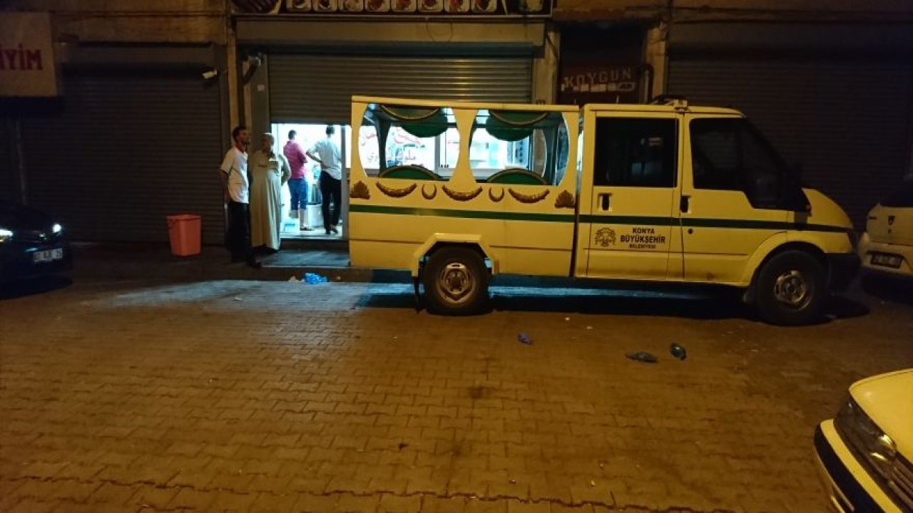 Eşi ve eve gelen misafirini bıçaklayarak öldürdü