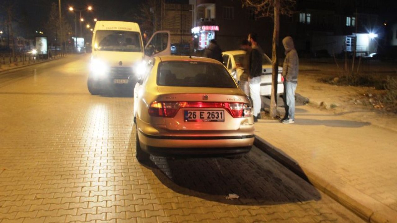 Makas atan motosiklet park halindeki otomobile çarptı: 2 yaralı