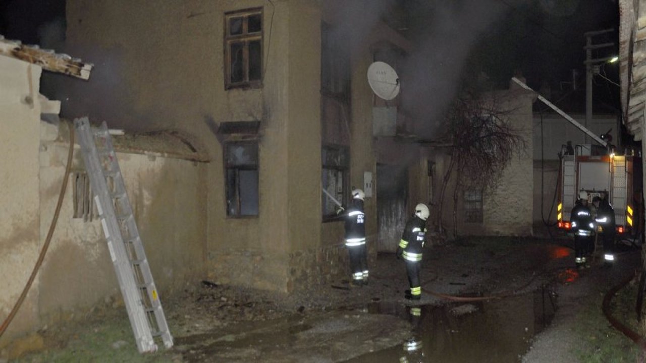 Sobadan çıkan yangın 3 evi kül etti
