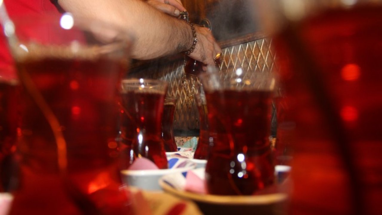 İftar ile sahur arasında közde çay keyfi