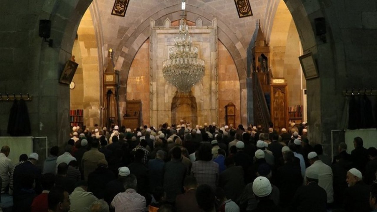 Mehmetçik için camilerde "zafer" duası ve Fetih suresi okundu