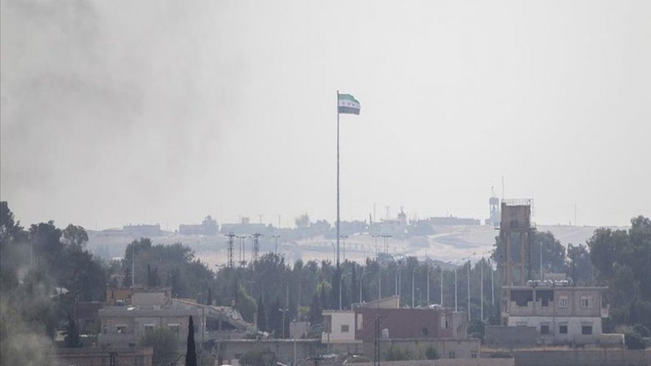 Tel Abyad'ın batısında bununan YPG/PKK’ya ait bez parçası indirildi