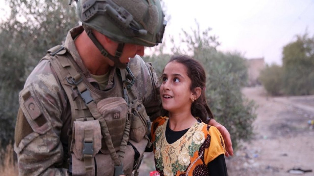 Terörden temizlenen Tel Halaf'ta Mehmetçik çocukların yüzünü güldürdü