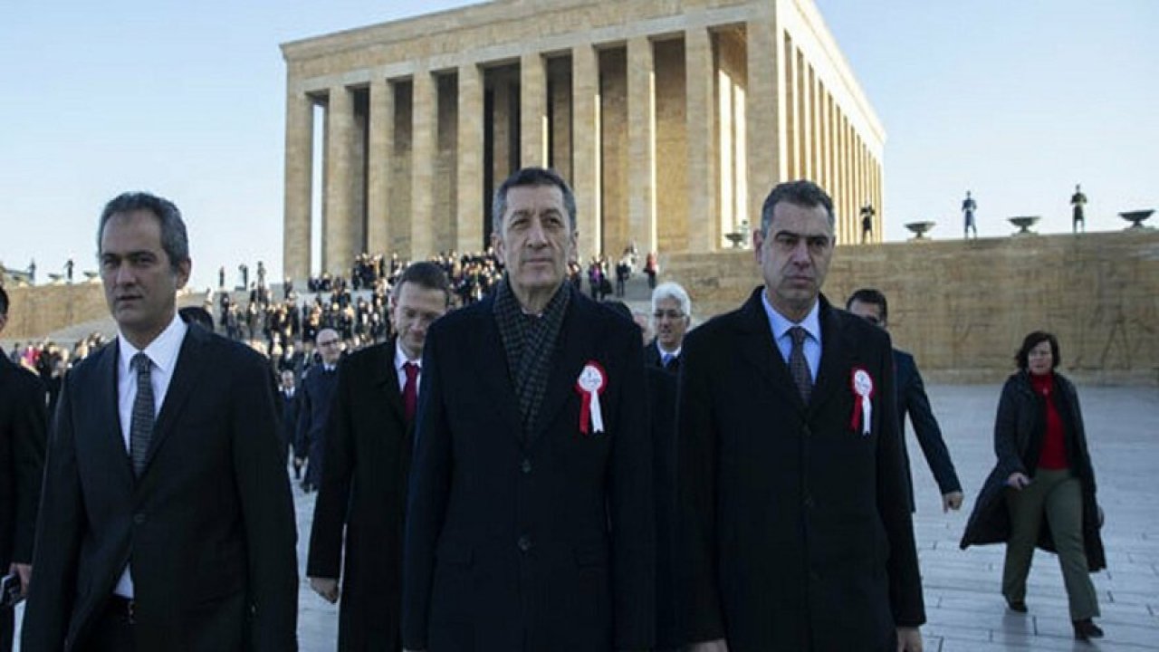 Bakan Selçuk ve öğretmenler Anıtkabir'i ziyaret etti