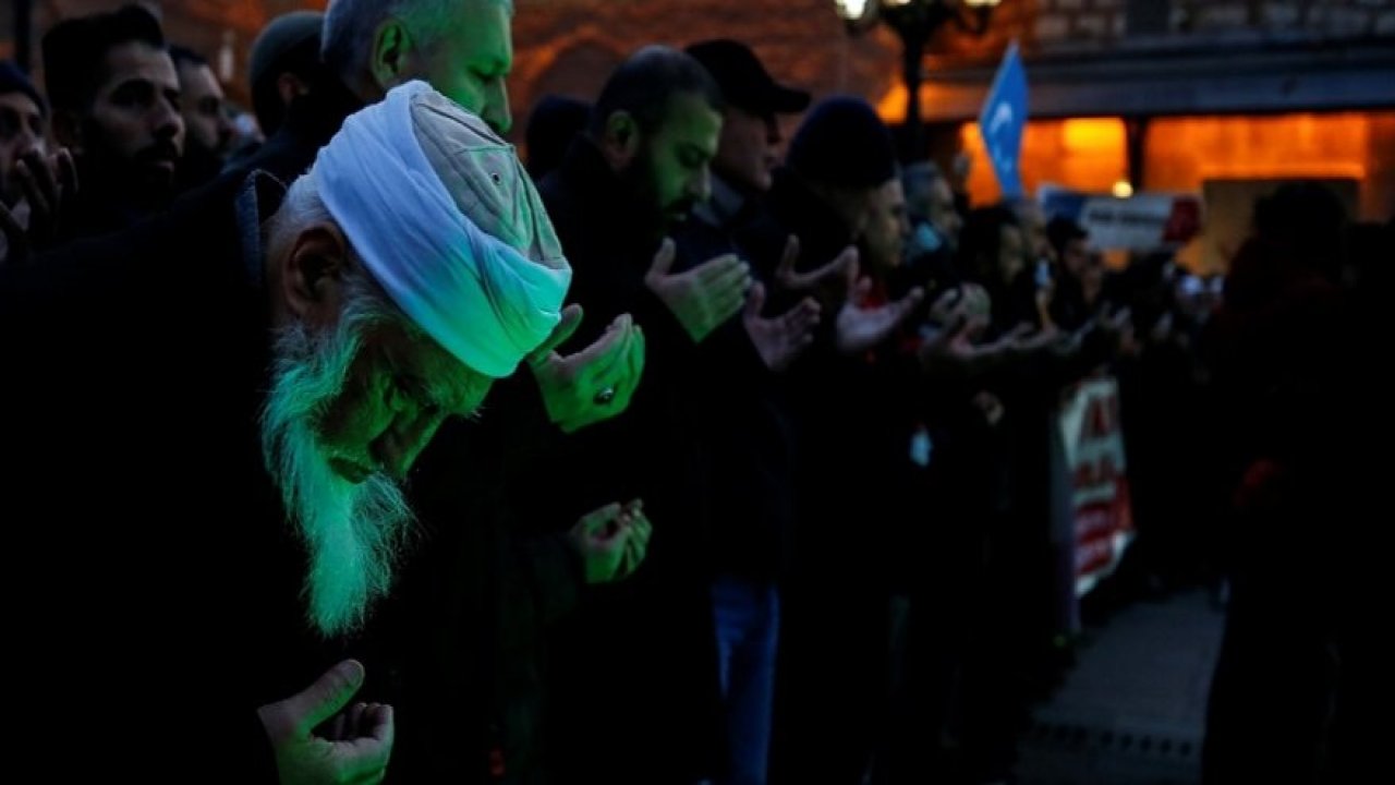 Hacı Bayram'da eller Doğu Türkistan için duaya açıldı