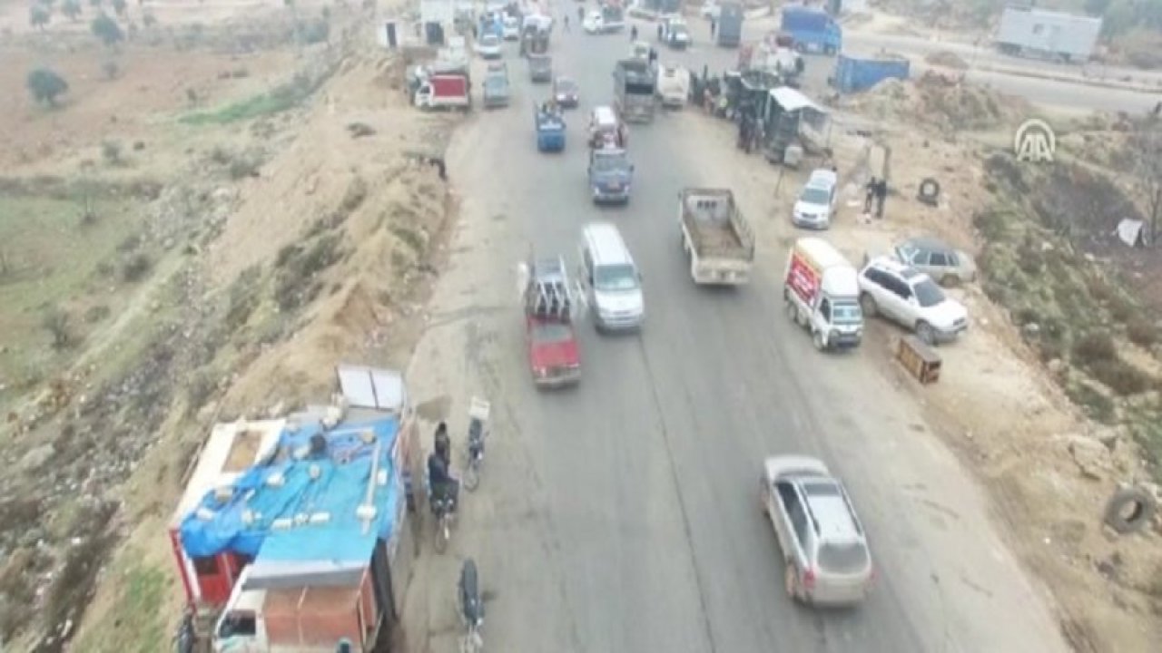 İdlib'de geçen ay başından bu yana 215 bin sivil yerinden edildi