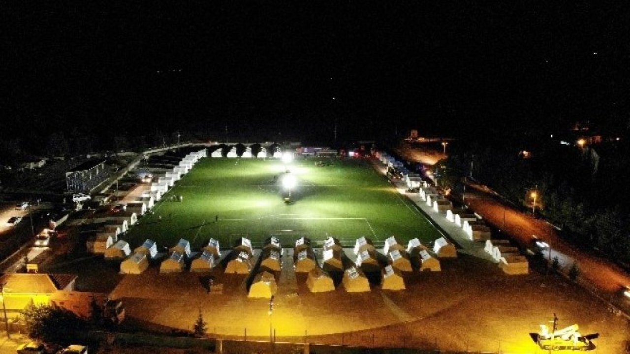 Çadırlarda Kalan Depremzedeler Geceyi Böyle Geçiriyor