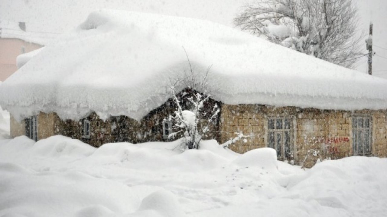 Köy Evleri Kara Gömüldü