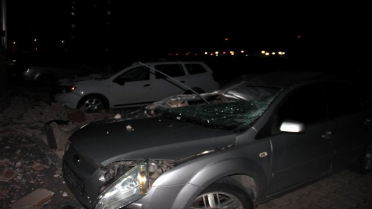 Kayseri'de Şiddetli Rüzgar Çatıları Uçurdu, Ağaçları Yerinden Söktü