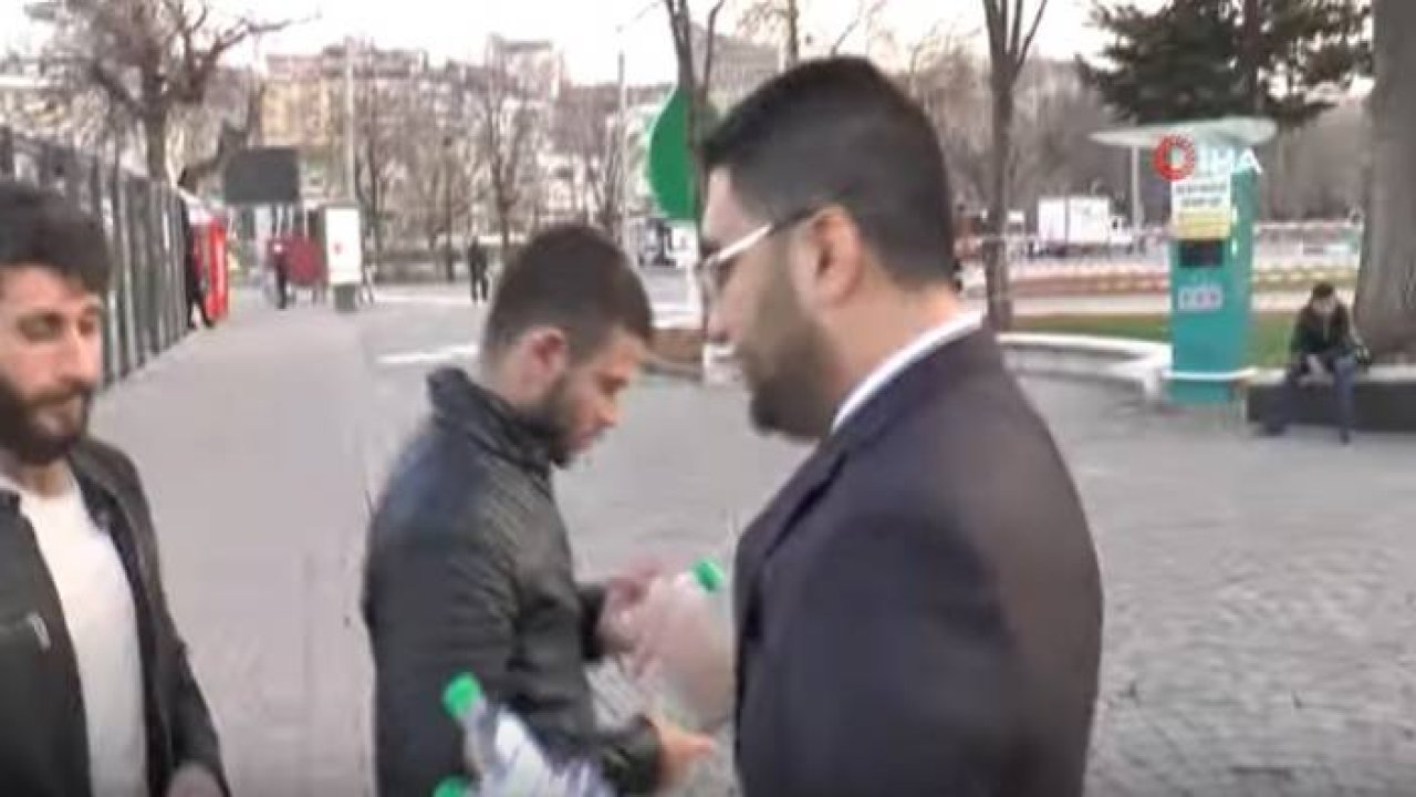 Fırsatçılara İnat Bedava Dezenfektan Jel Dağıttılar