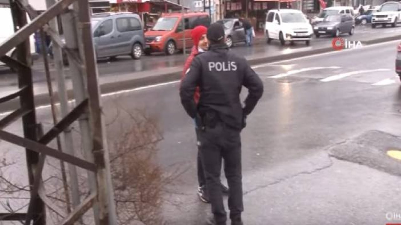 Sultangazi’de polis ekipleri sokağa çıkma yasağı bulunan 20 yaş altındakilere yönelik denetimlere başladı.