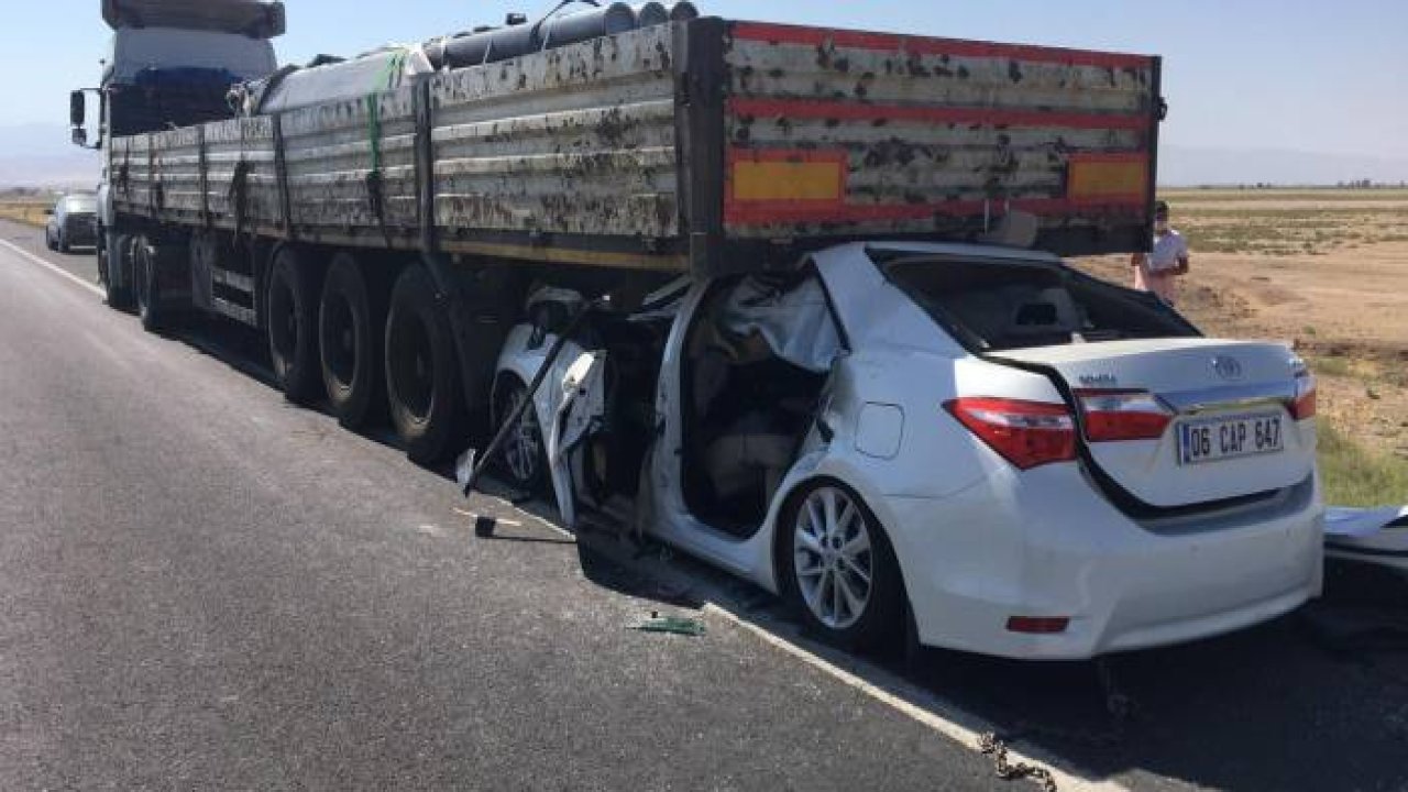 Otomobil tırın altına girdi: 1 ölü, 4 yaralı