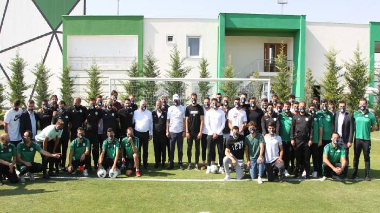 Bakan Kurum, Konyaspor yönetimi ve oyuncularla bir araya geldi