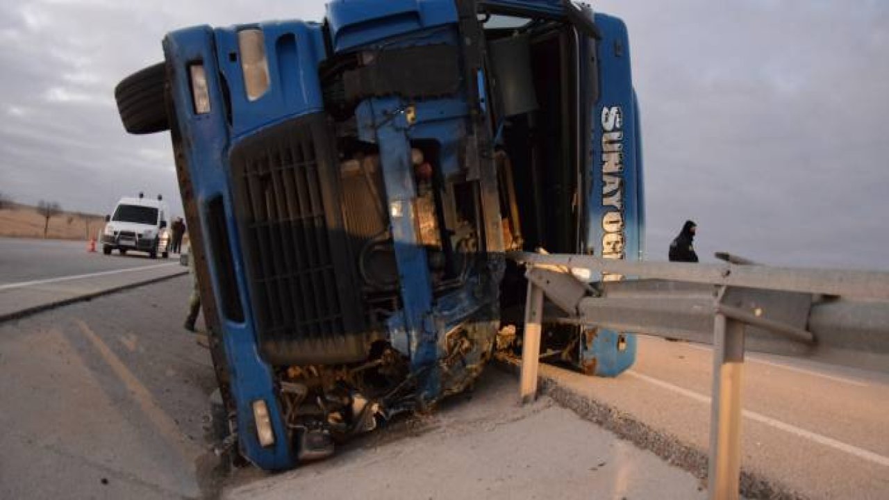 Bariyerler devrilen tırın kabinine ok gibi saplandı: 2 ölü