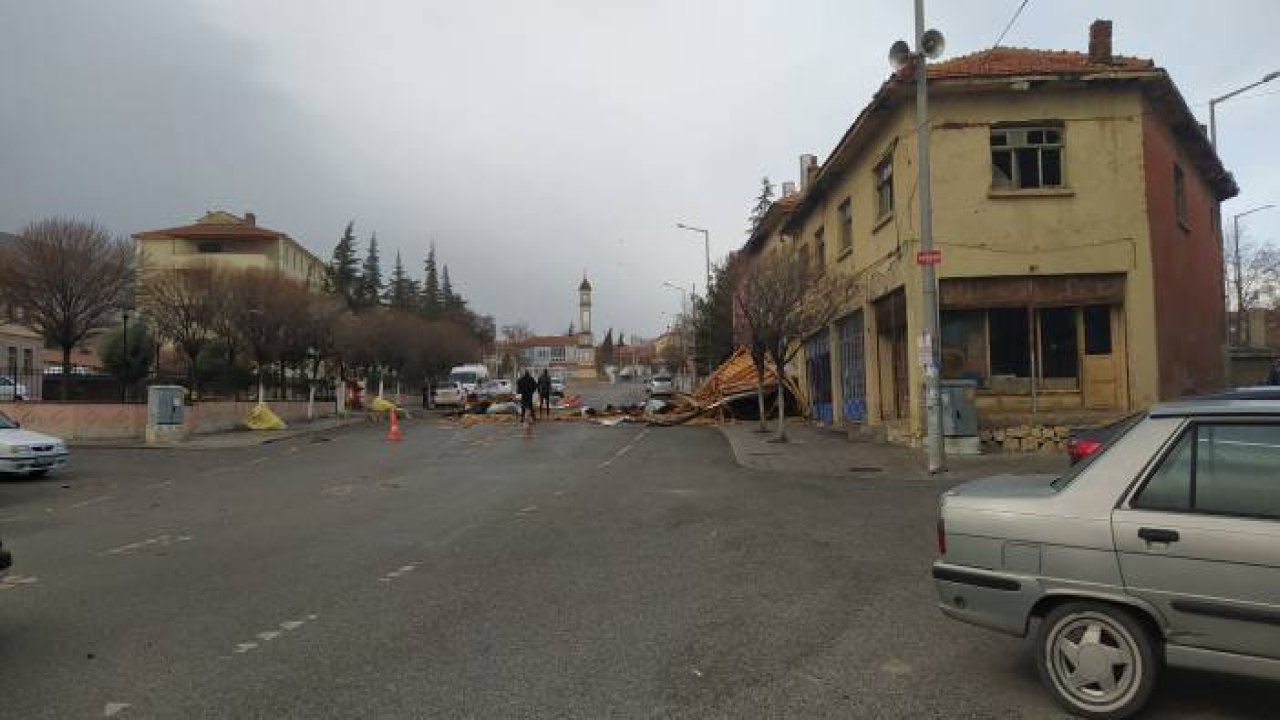 Konya'da şiddetli rüzgar adliye binasının çatısını uçurdu