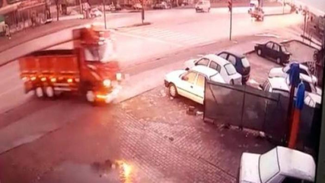 Savrulan kamyonet devrilmekten son anda kurtuldu