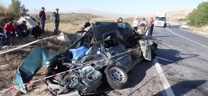 Otomobil Servis Minibüsüyle Çarpıştı: 4 Ölü 20 Yaralı