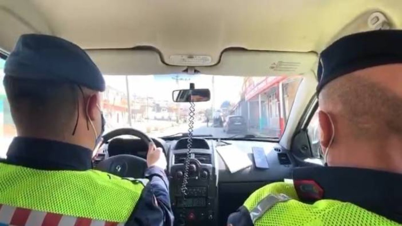 Jandarmadan megafonla “Konyalım yürü ama maskeyle, mesafeli bir şekilde yürü” anonsu