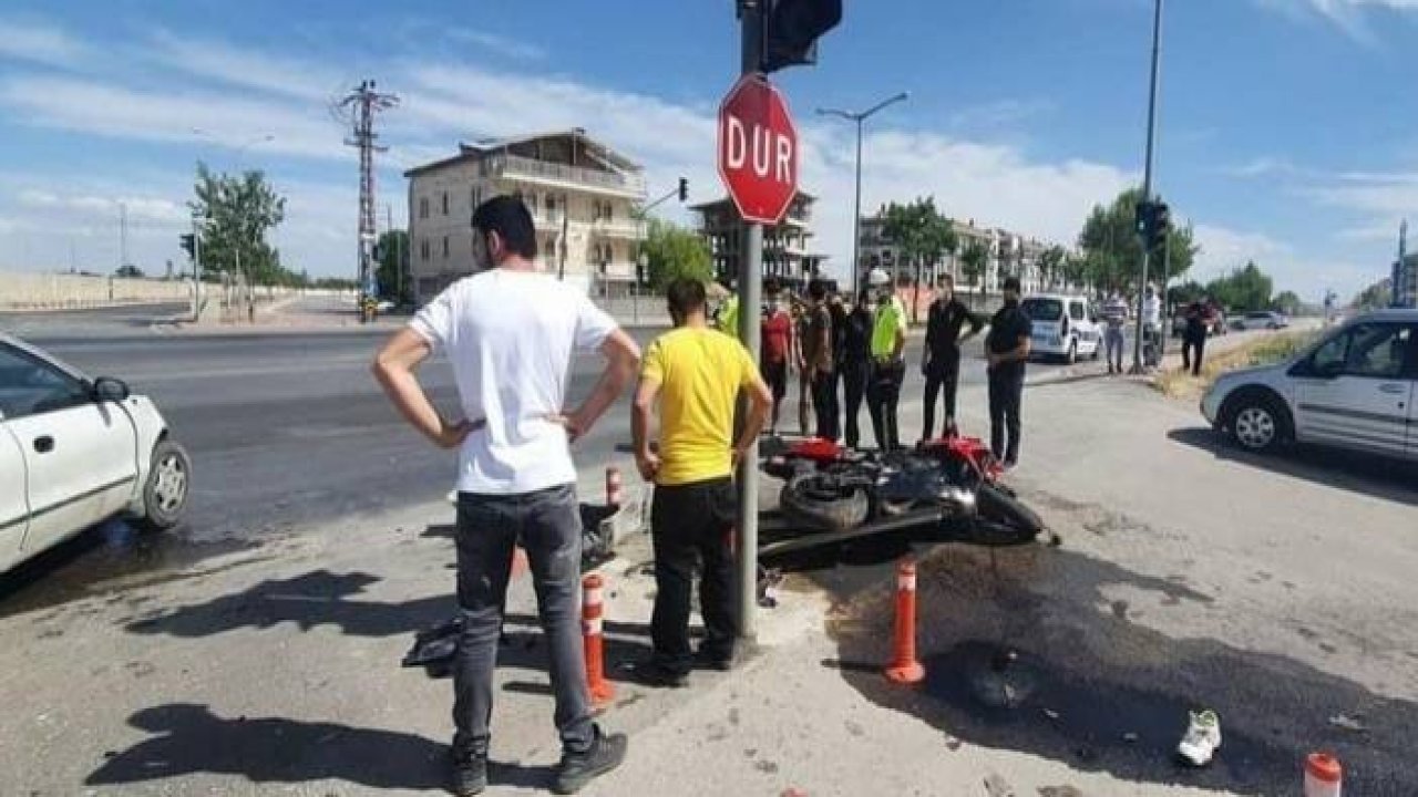 Motosiklet otomobile çarptı: 1 ölü, 1 yaralı