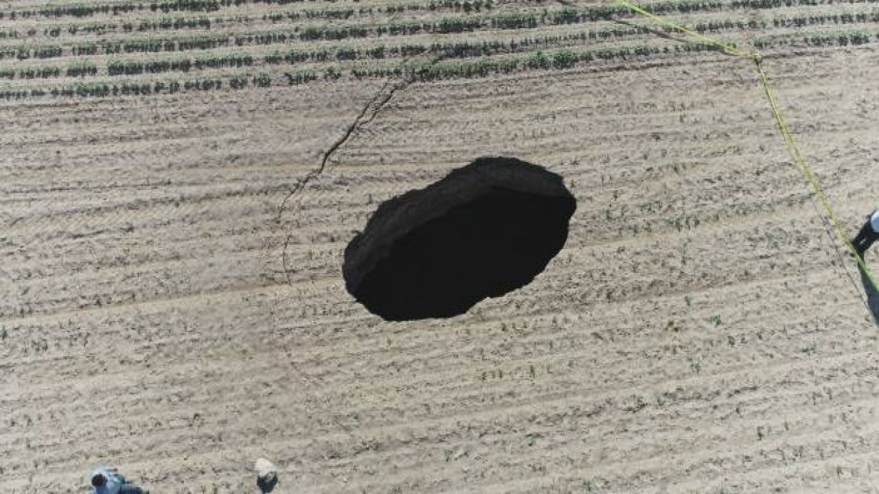 Konya’da pancar tarlasında korkutan obruk