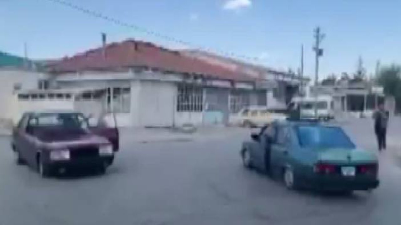 İki otomobil karşılıklı drift yaptı, tehlikeli anlar kameraya yansıdı