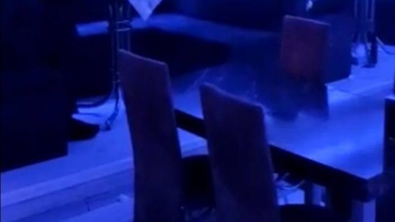 Eğlence mekanında sahnenin altına ve tuvalete saklandılar