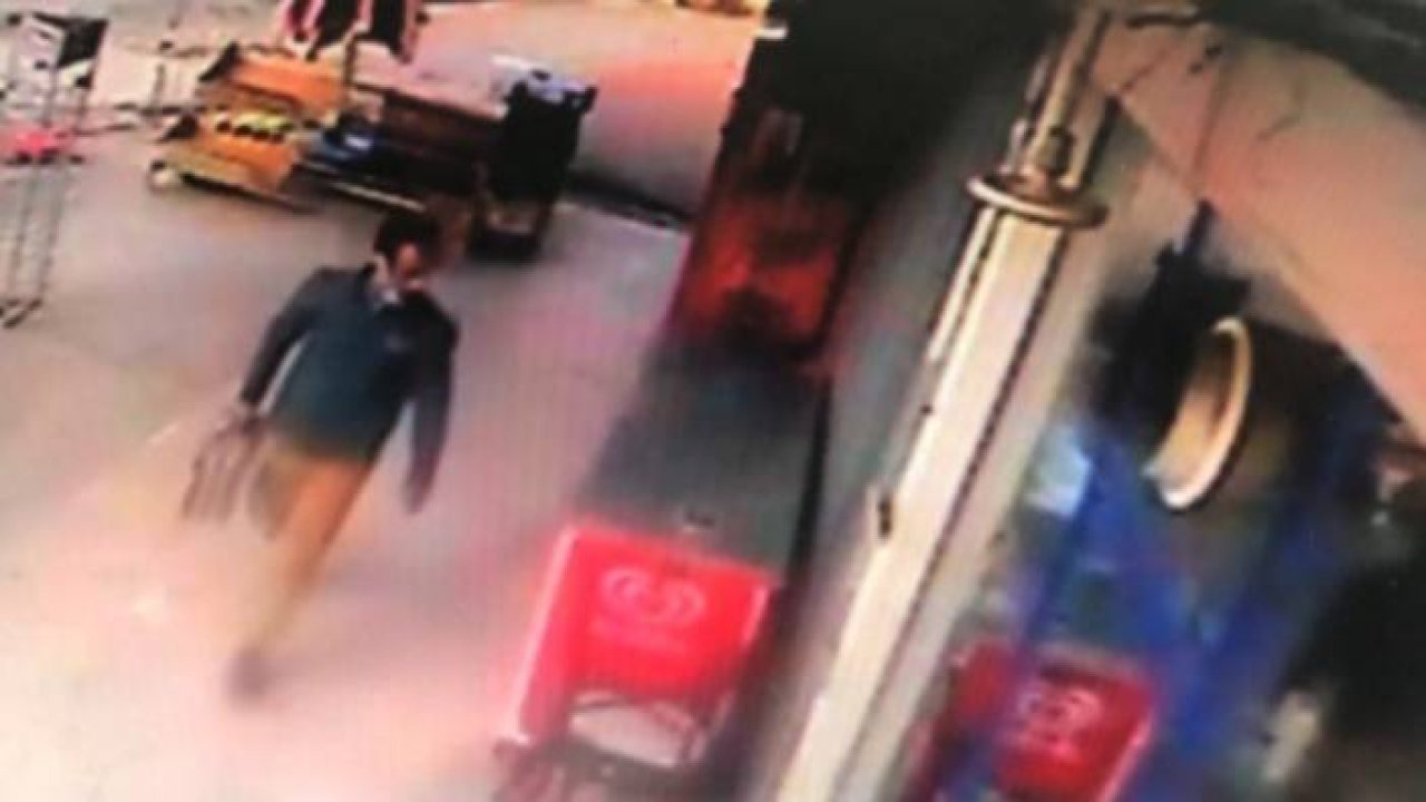 Market önündeki paketli gazetelerin çalınması kamerada