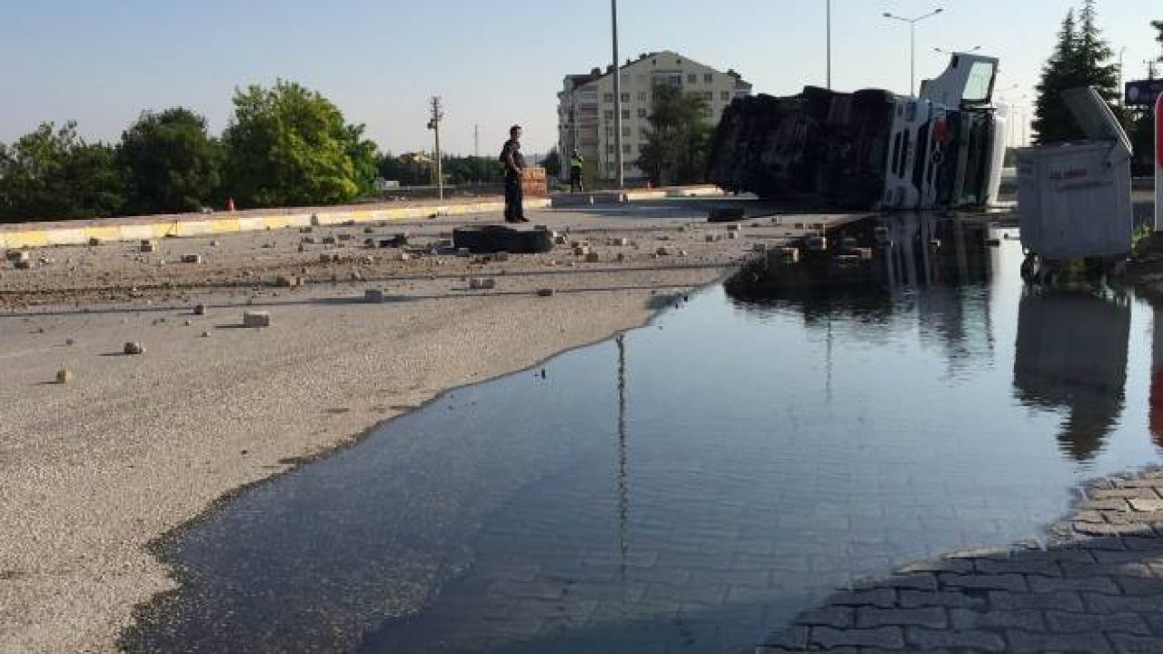 Motorin dolu tanker devrildi, yol adeta göle döndü