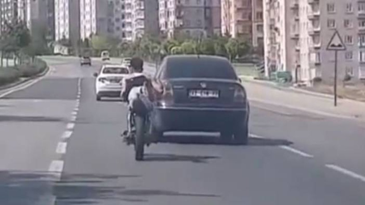 Motosiklet üzerinde tehlikeli yolculuk