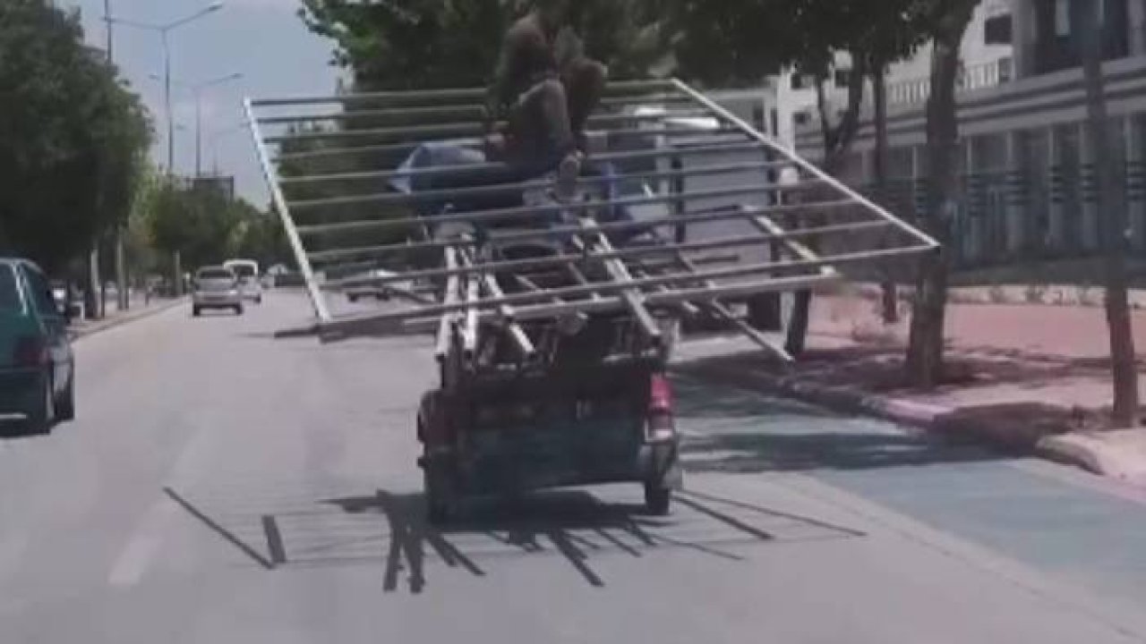 Üç tekerli motosiklet üzerinde tehlikeli yolculuk