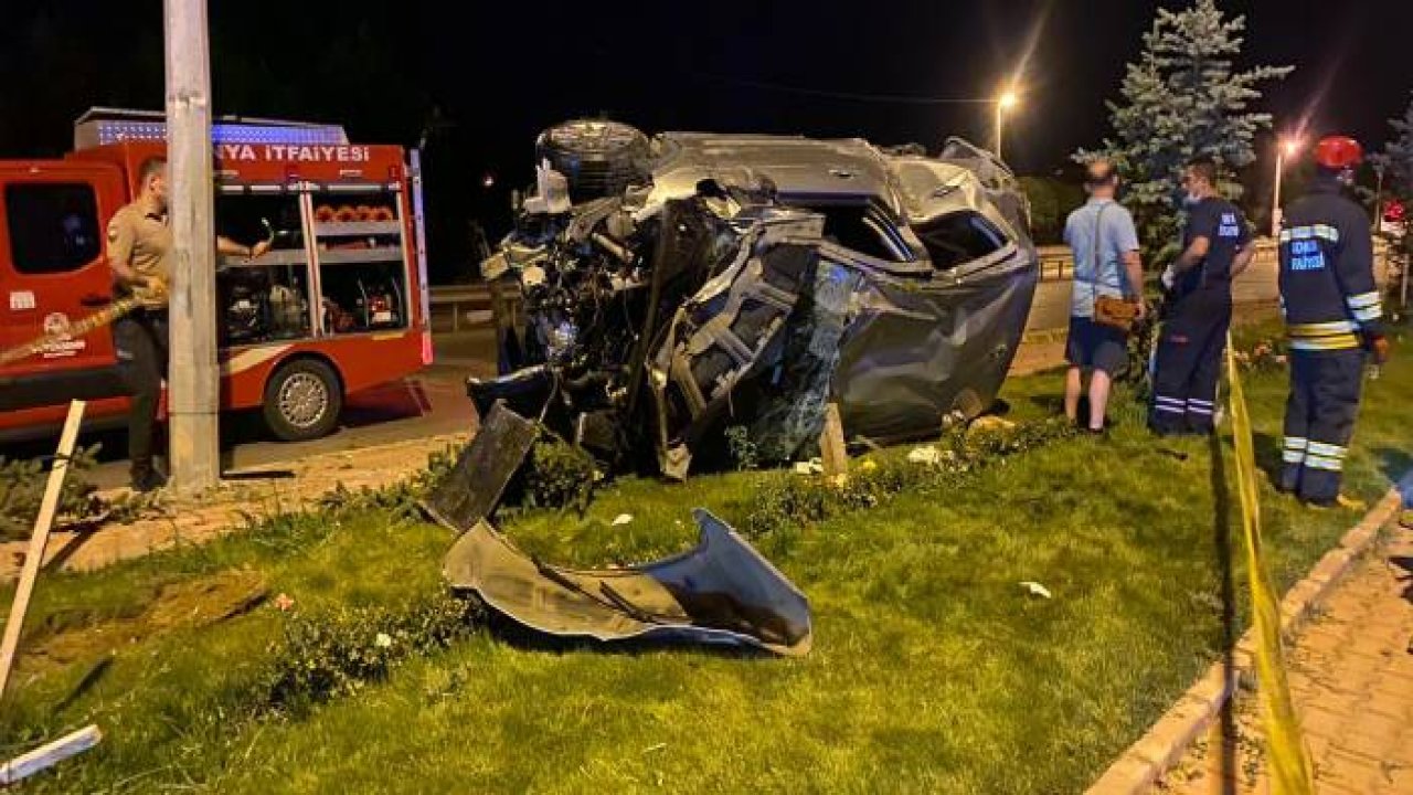 Hurdaya dönen otomobildeki 6 kişi kazadan yaralı kurtuldu