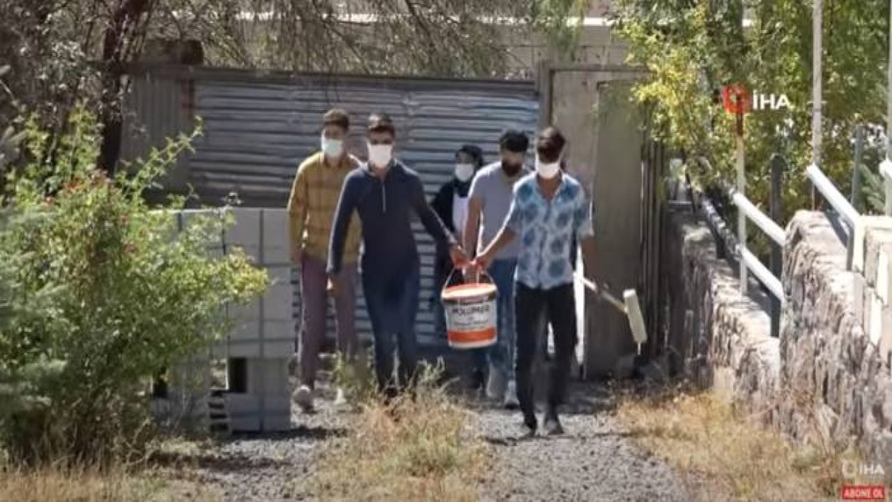 Öğretmen ve Öğrenciler Evi Yanan Vatandaşın Yardımına Koştu