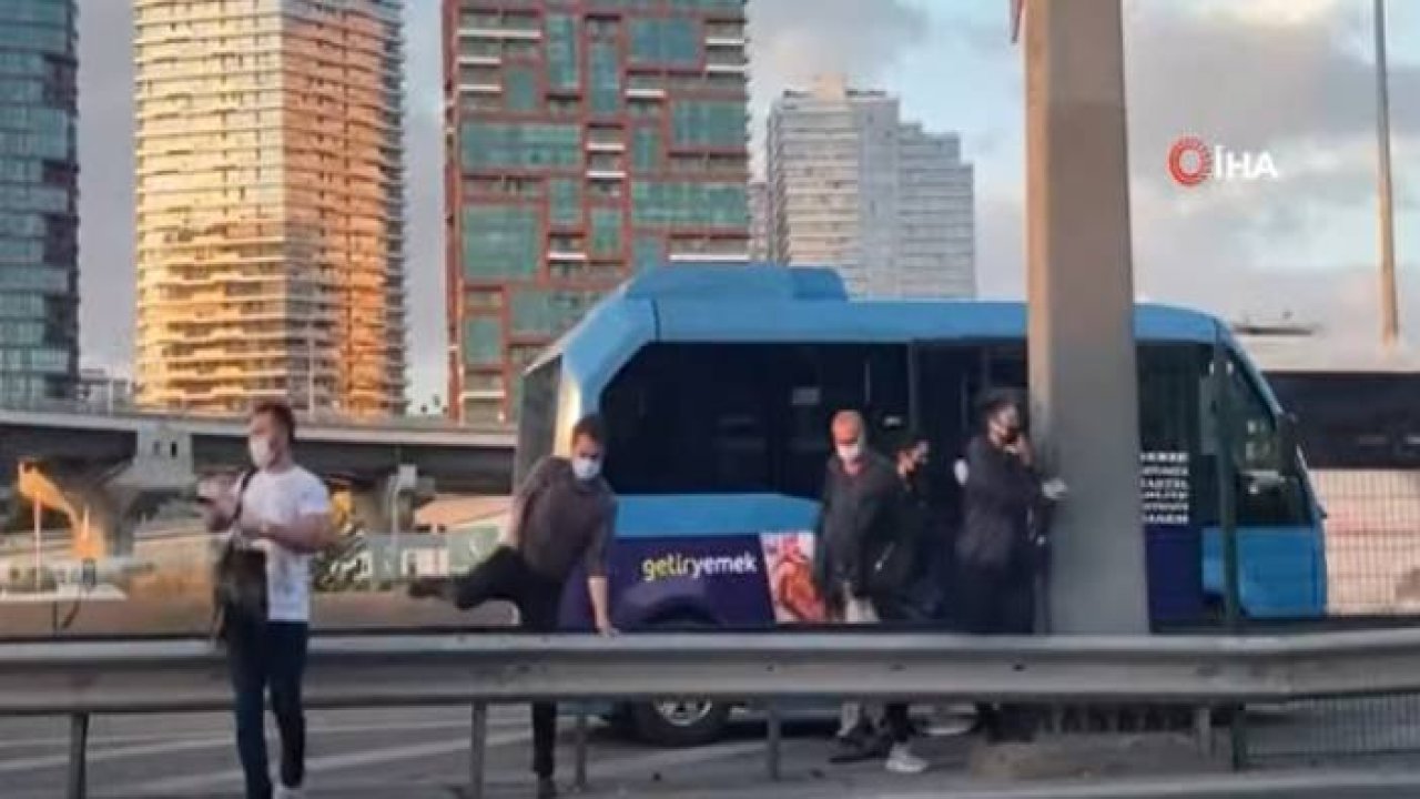 Minibüsçüler, Yolu Uzatmamak İçin Yolcuları E-5'in Ortasında İndiriyor