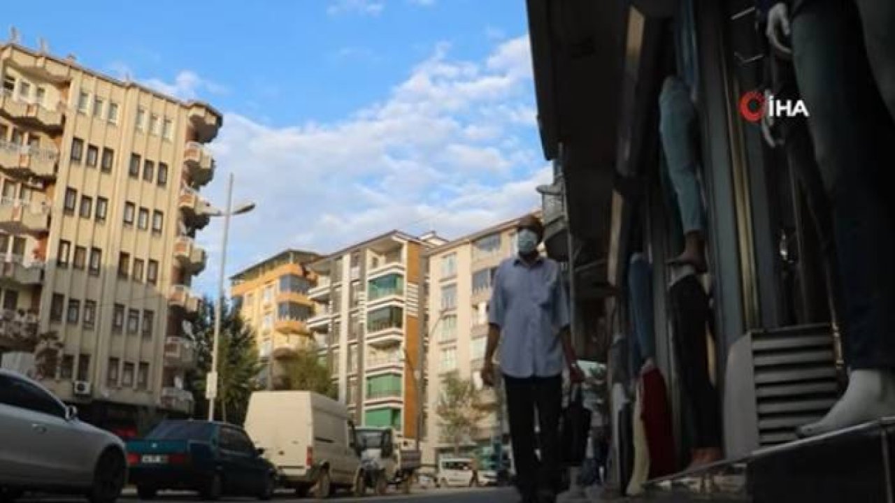 Malatya’da yaşayan 63 yaşındaki Ahmet Sarıçam, sayıları 200’ü bulan ‘oğlum ve kızım’ dediği sokak kedilerini 20 yıldır günde 2 saat zaman ayırarak besliyor.