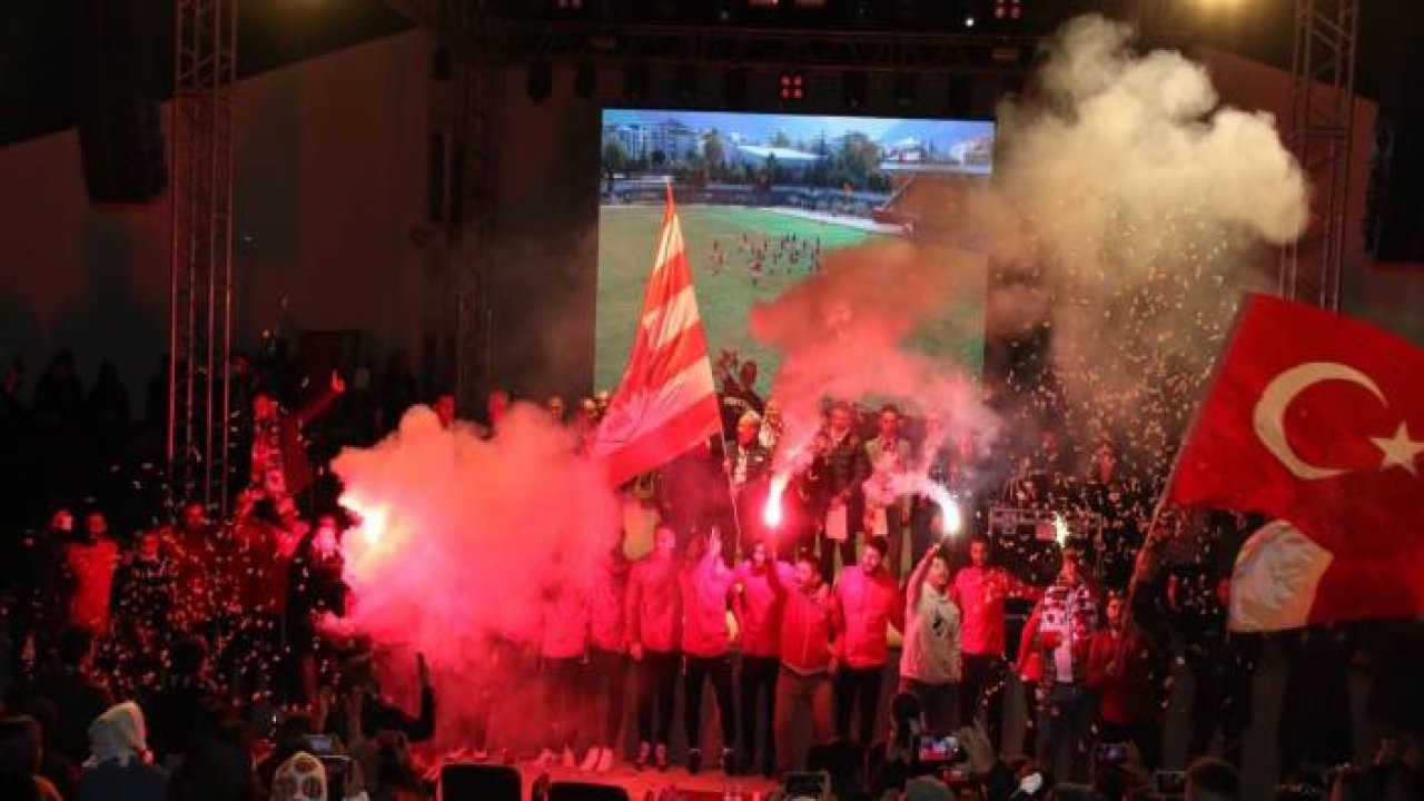 Ünlü şarkıcı Bilal Sonses'e sahnede doğum günü sürprizi