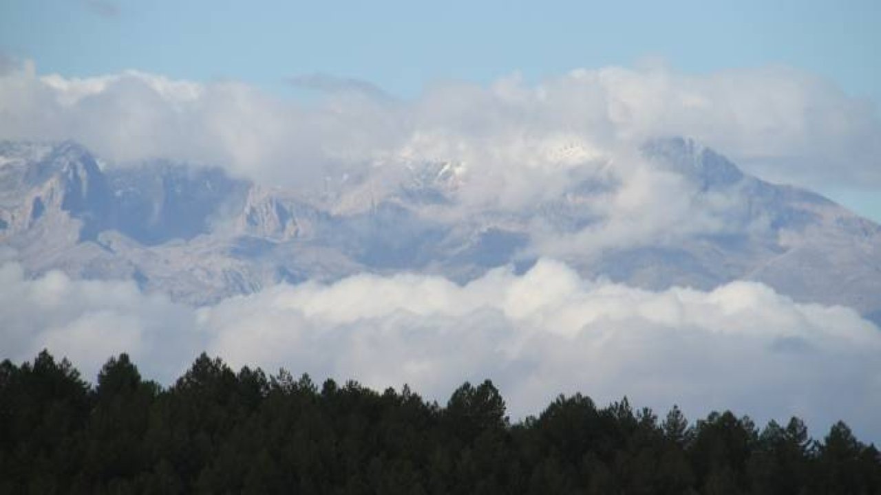 Anamas Dağı’nın zirvesine mevsimin ilk karı yağdı