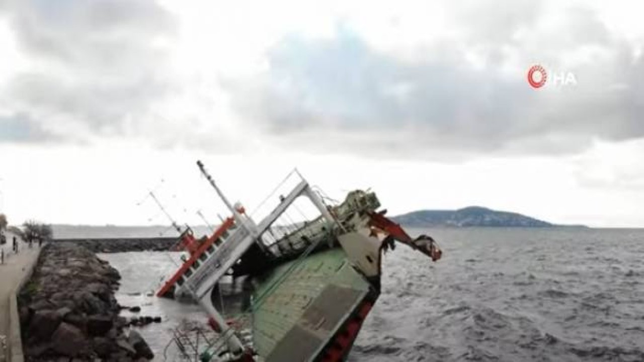 Maltepe'de Fırtınada Karaya Oturan Gemi Kurtarılmayı Bekliyor
