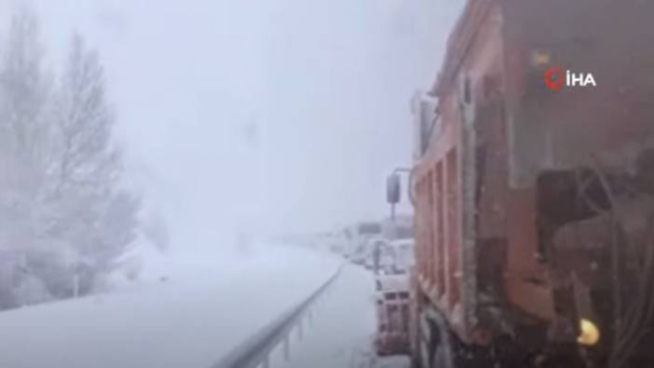 Erzurum - Erzincan Karayolunda Yüzlerce Araç Mahsur Kaldı