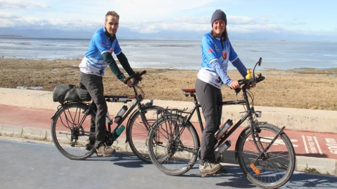 Beş yılda biriktirdikleri parayla Avrupa ve Asya turuna çıktılar