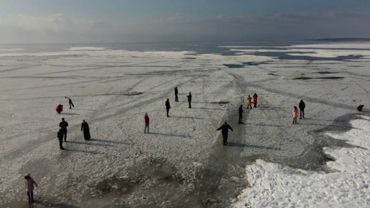 Buz tutan gölde tehlikeye rağmen yürüyüp bisiklet sürdüler