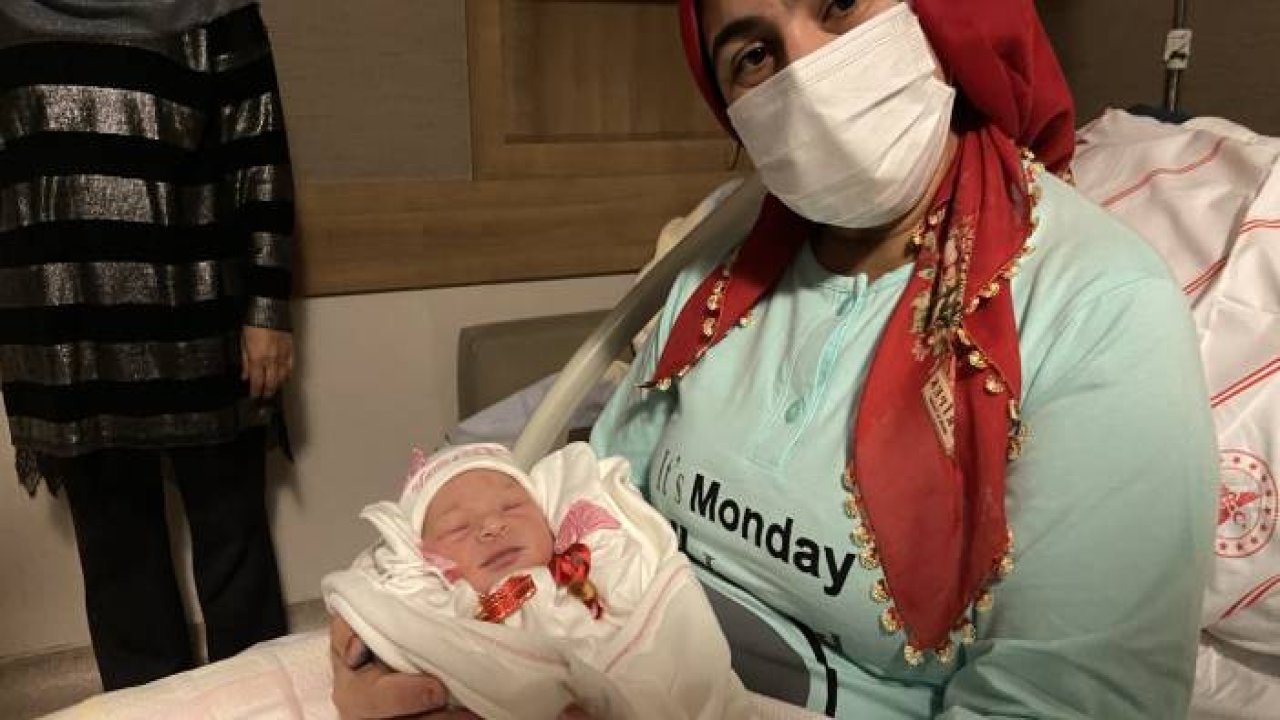 8 yıl sonra yılbaşında ilk bebeklerine kavuştular