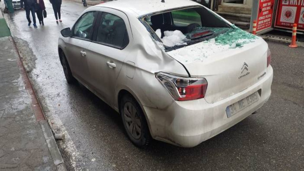 Çatıdan buz kütlesi otomobilin üzerine düştü, o anlar kameraya yansıdı