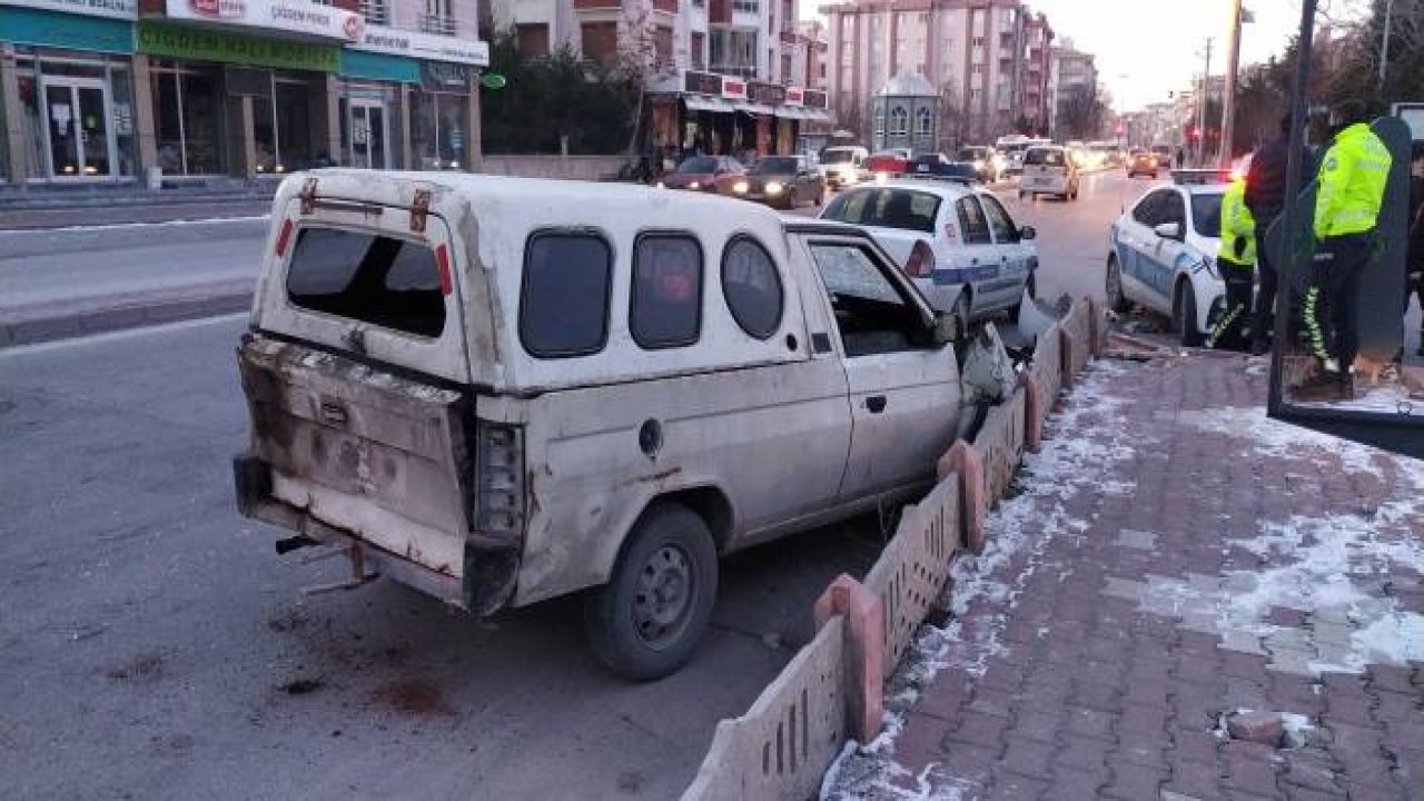 Hırsızlık şüphelileri kovalamacada polis aracına çarpıp yakalandı