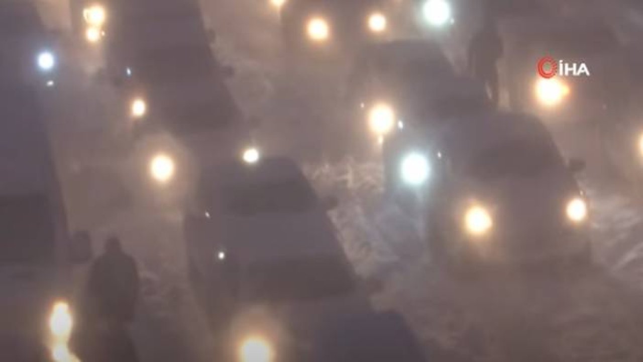 Beylikdüzü’nde Akşam Saatlerinde Başlayan Kar Trafiği Felç Etti, Kilometrelerce Araç Kuyruğu Oluştu