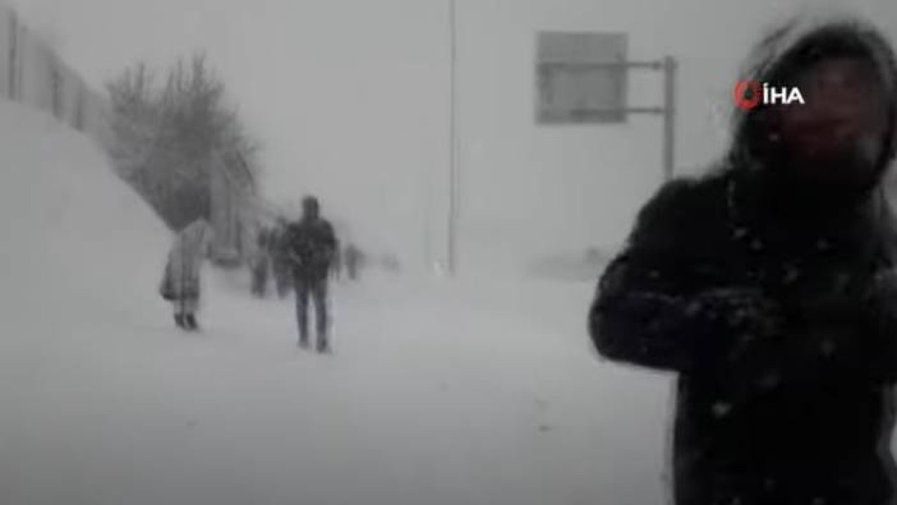 Toplu Taşımaya Binemeyen Vatandaşlar E-5 Yol Kenarında Yürüyerek İlerled