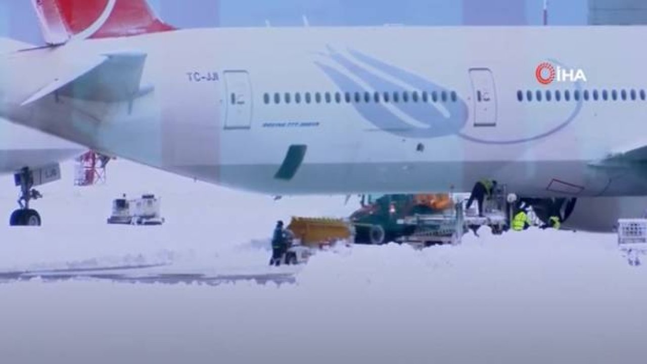 İstanbul Havalimanı’ndaki Pistleri Temizleme Çalışması Sürüyor